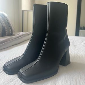 Feners Black Square Foot Boot